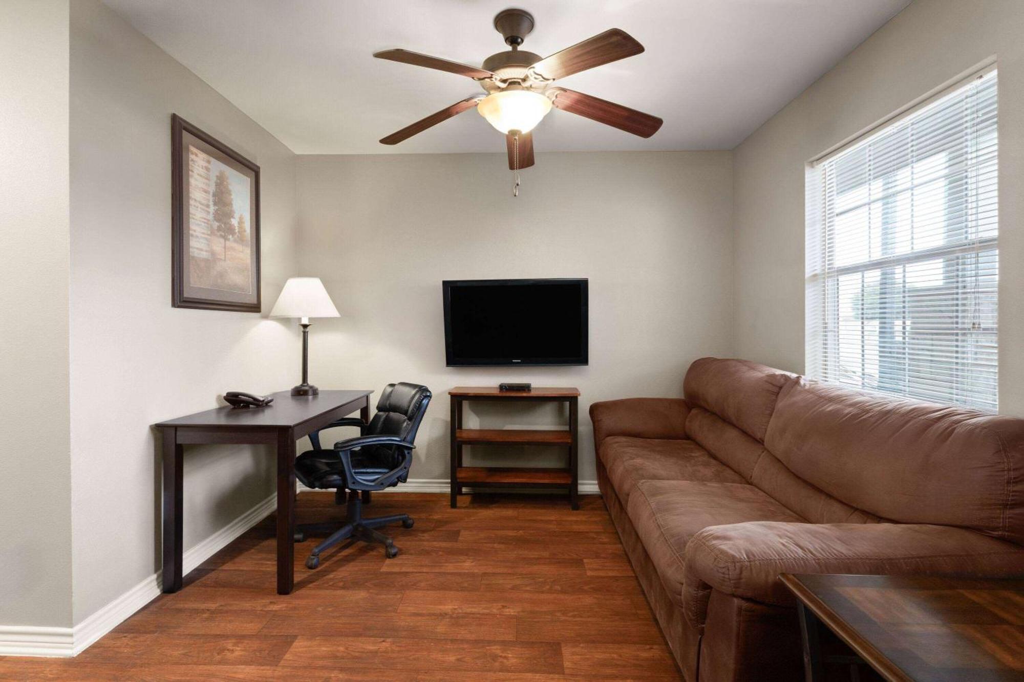 Eagle'S Den Suites Cotulla A Travelodge By Wyndham Εξωτερικό φωτογραφία
