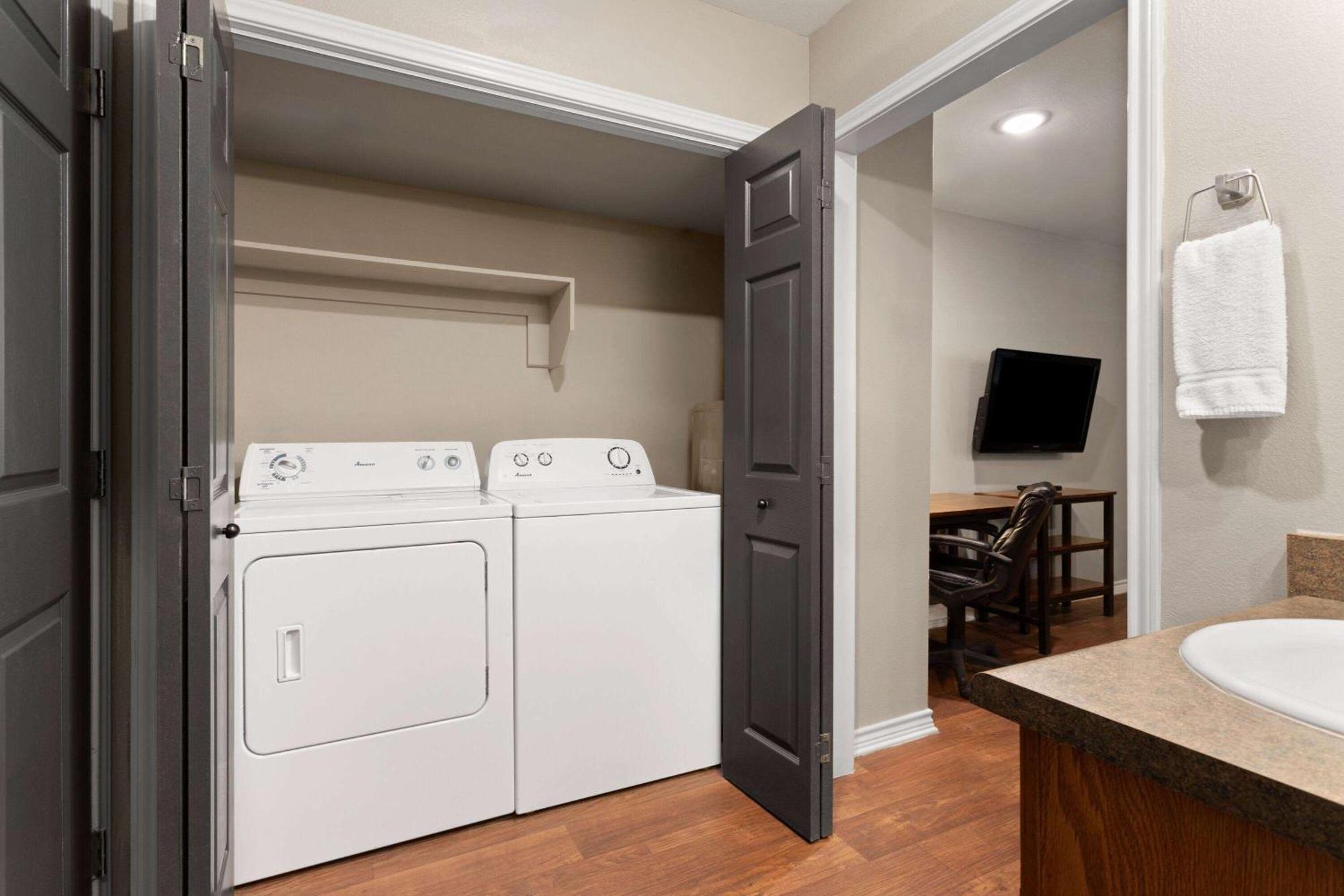 Eagle'S Den Suites Cotulla A Travelodge By Wyndham Εξωτερικό φωτογραφία