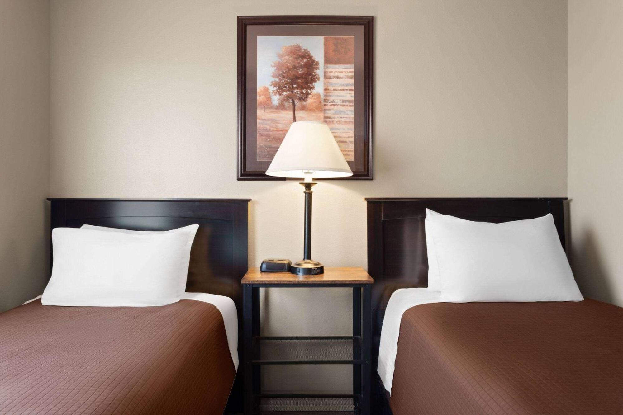 Eagle'S Den Suites Cotulla A Travelodge By Wyndham Εξωτερικό φωτογραφία