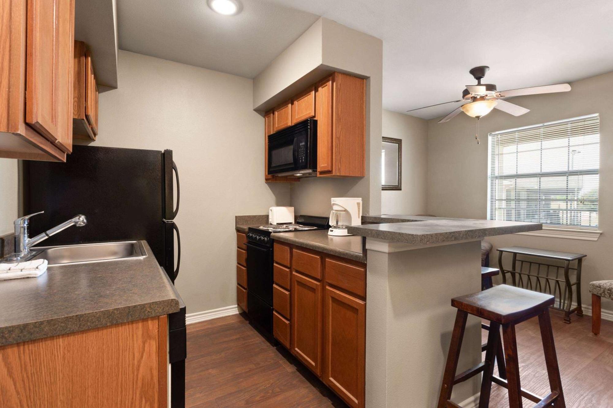Eagle'S Den Suites Cotulla A Travelodge By Wyndham Εξωτερικό φωτογραφία