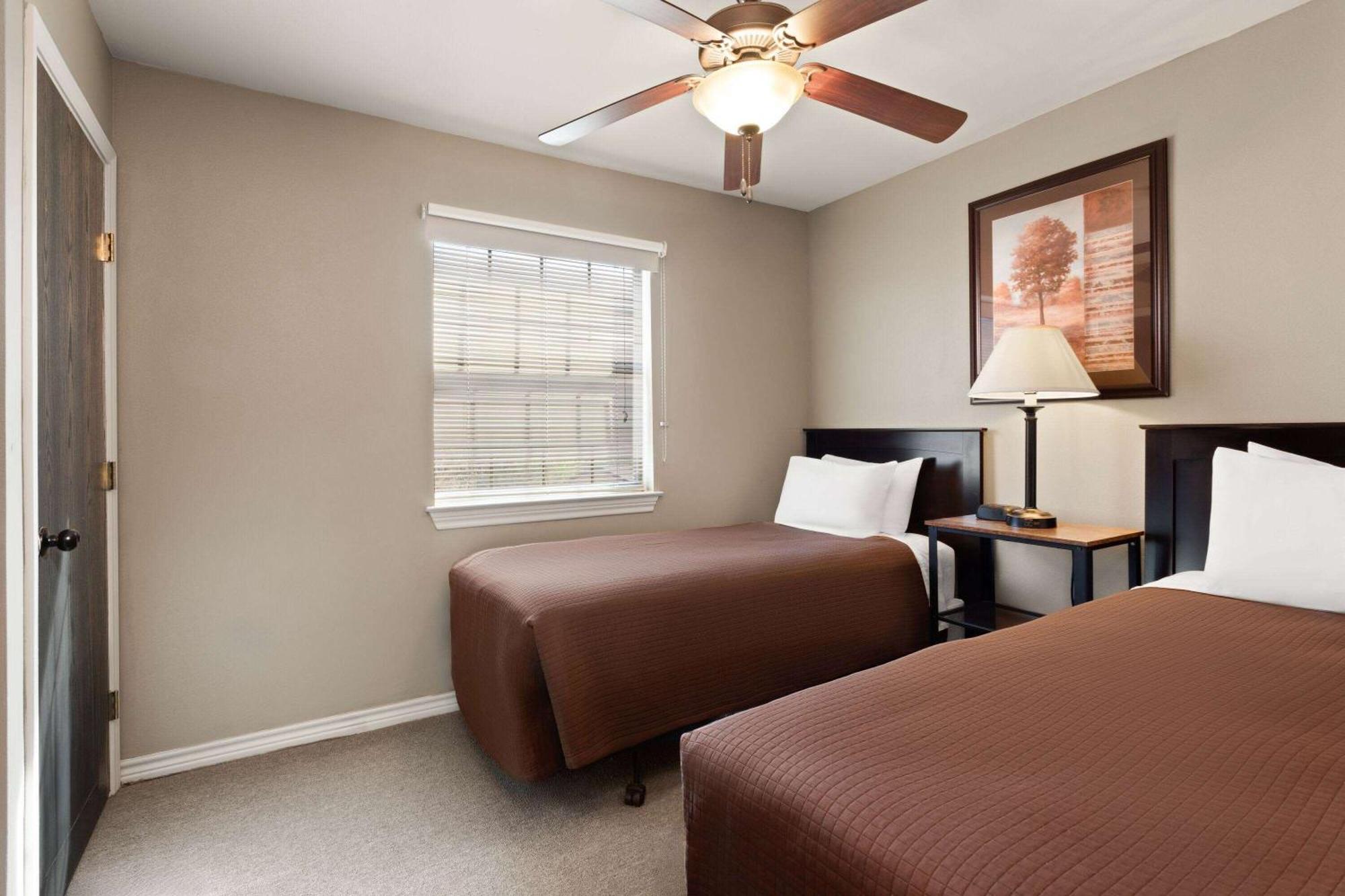 Eagle'S Den Suites Cotulla A Travelodge By Wyndham Εξωτερικό φωτογραφία