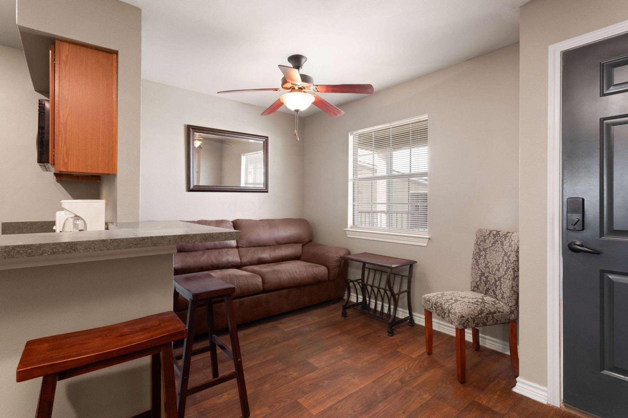 Eagle'S Den Suites Cotulla A Travelodge By Wyndham Εξωτερικό φωτογραφία
