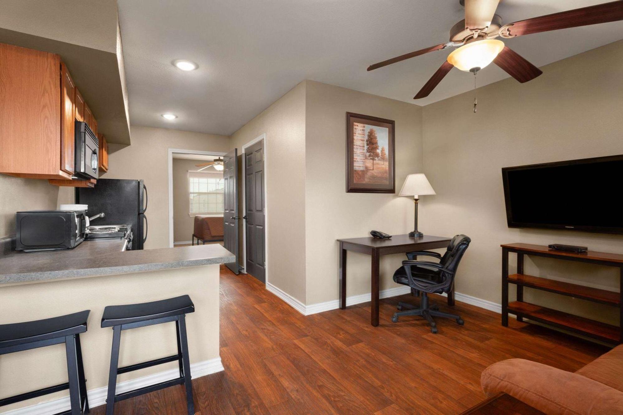 Eagle'S Den Suites Cotulla A Travelodge By Wyndham Εξωτερικό φωτογραφία