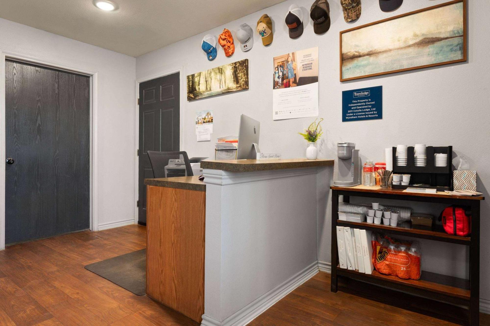 Eagle'S Den Suites Cotulla A Travelodge By Wyndham Εξωτερικό φωτογραφία