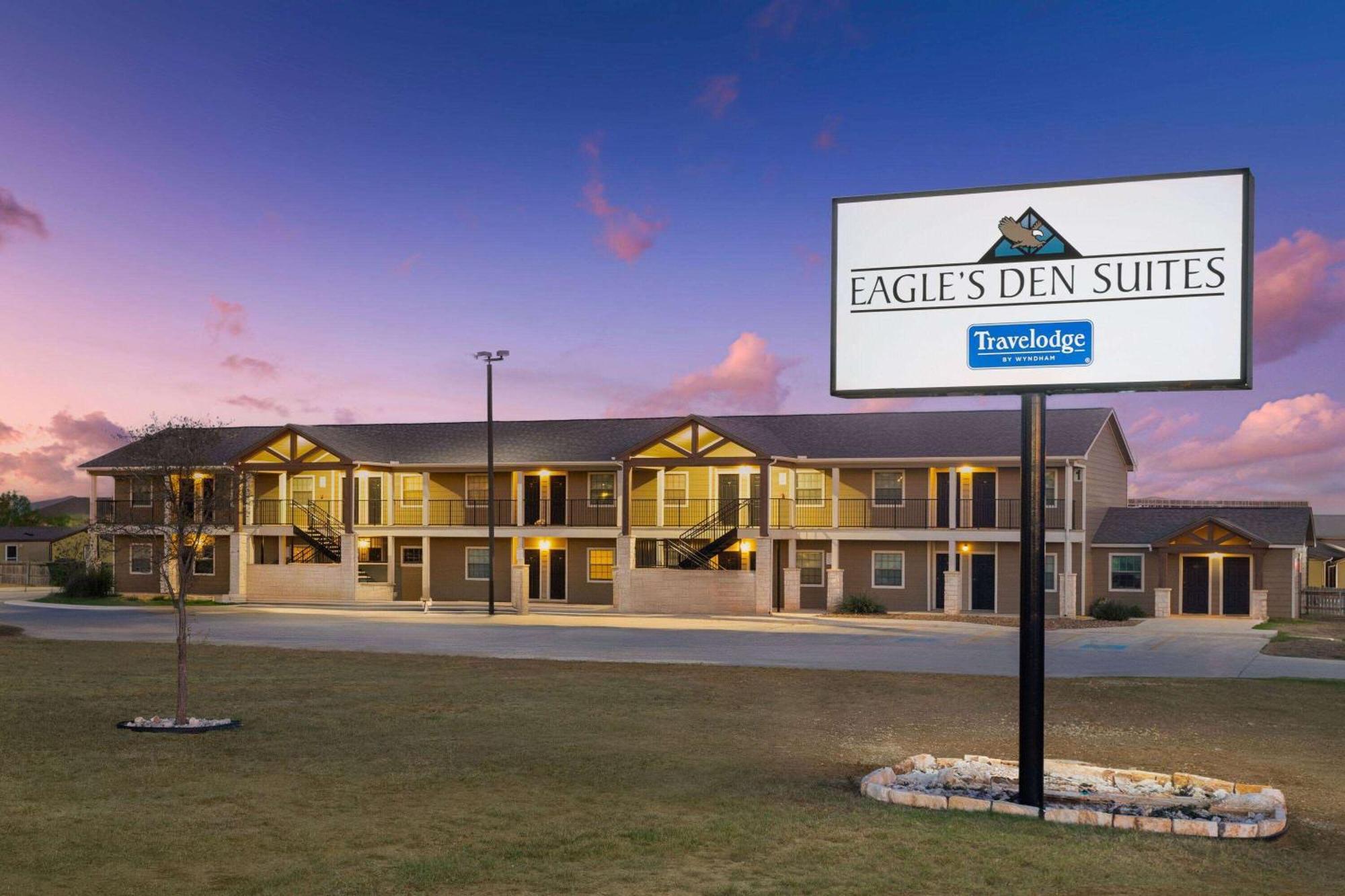 Eagle'S Den Suites Cotulla A Travelodge By Wyndham Εξωτερικό φωτογραφία