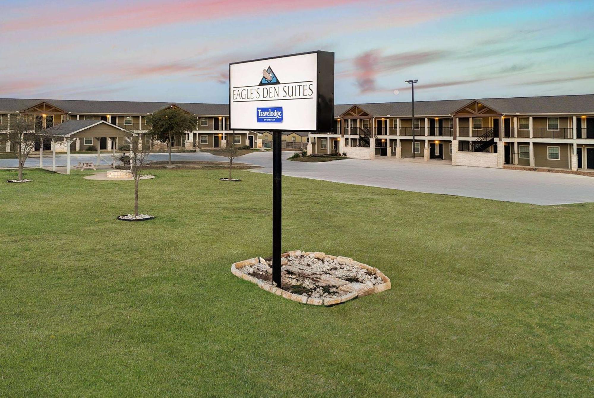 Eagle'S Den Suites Cotulla A Travelodge By Wyndham Εξωτερικό φωτογραφία