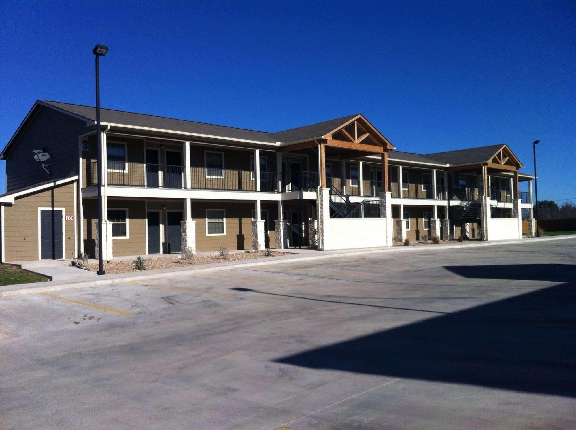 Eagle'S Den Suites Cotulla A Travelodge By Wyndham Εξωτερικό φωτογραφία
