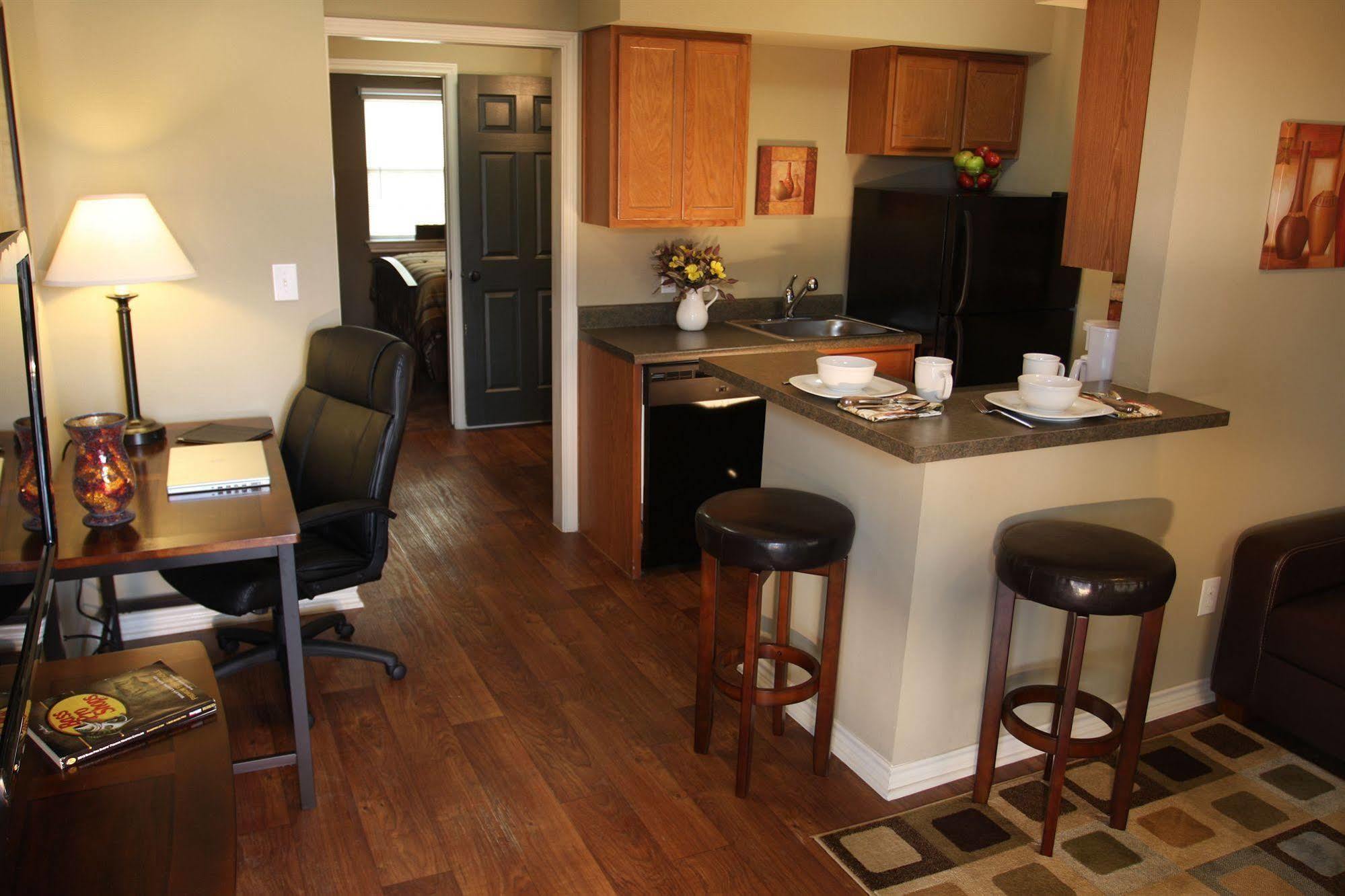 Eagle'S Den Suites Cotulla A Travelodge By Wyndham Εξωτερικό φωτογραφία